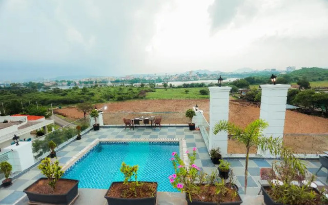 Revaas Lake View Boutique Hotel