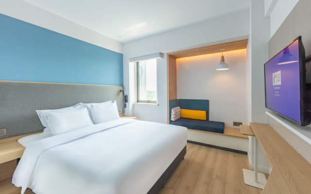 Holiday Inn Express Shanghai Pudong Airport - Image 4