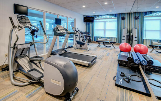 Holiday Inn Express & Suites Woodbridge