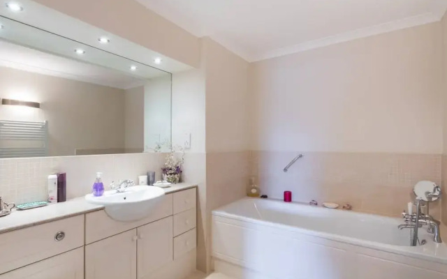 Cosy 1-bed Battersea Riverside Apartment
