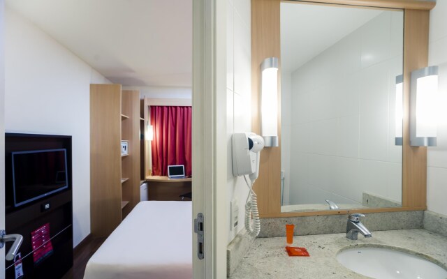 ibis Vitoria Praia de Camburi