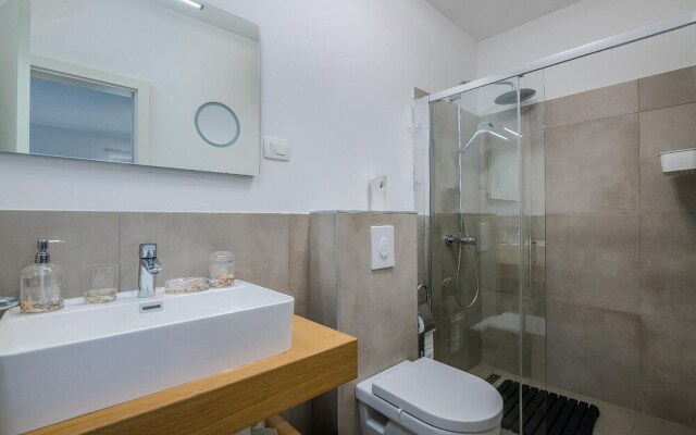 Awesome Home in Novigrad With Jacuzzi, Wifi and 3 Bedrooms