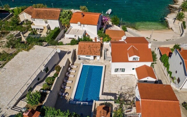 Modri Dragulj - With Pool - A1