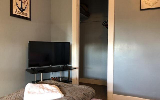 Hollywood Budget Guest Rooms