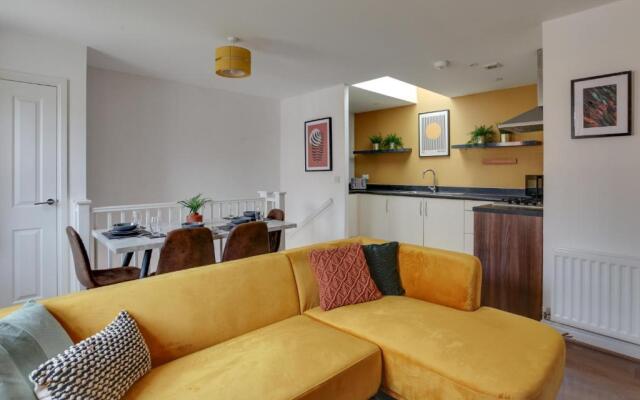 Beautiful Two Bedroom Coach House - Free Parking & Netlfix