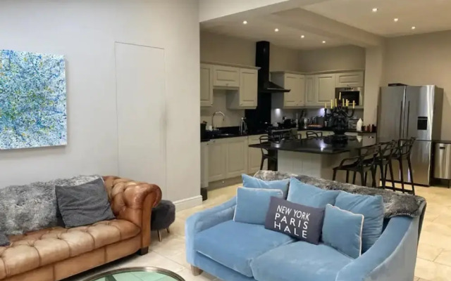 Luxury Central Hale Living