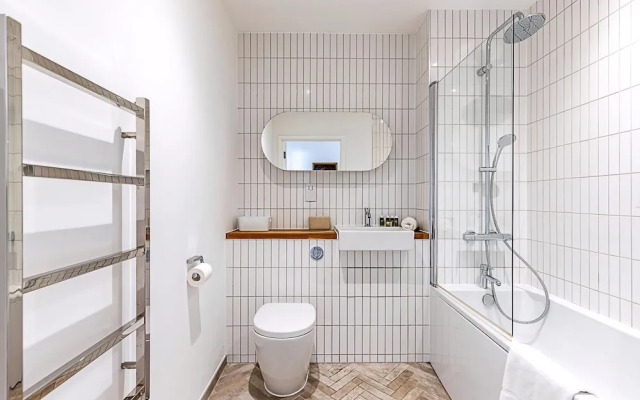 Chic Crystal Palace Flat with Balcony & Workspace