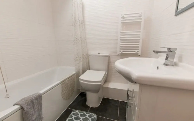 3 Bed Flat in Pedestrianized High Street