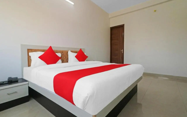 OYO 87366 Hotel Safari Inn