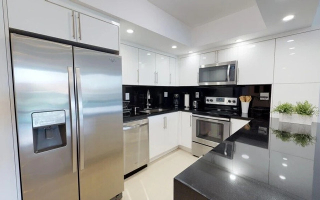 Premium 2 Bedroom + Den Apartment Or201