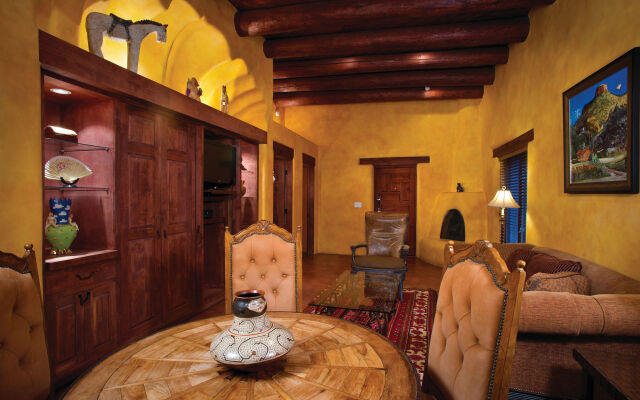 El Monte Sagrado Living Resort & Spa