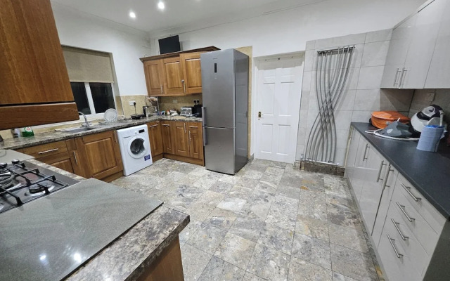 SnoozeDen Wellesley – Near to Slough Station