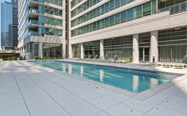 West Loop Luxe 2BR Balcony Skyline Views