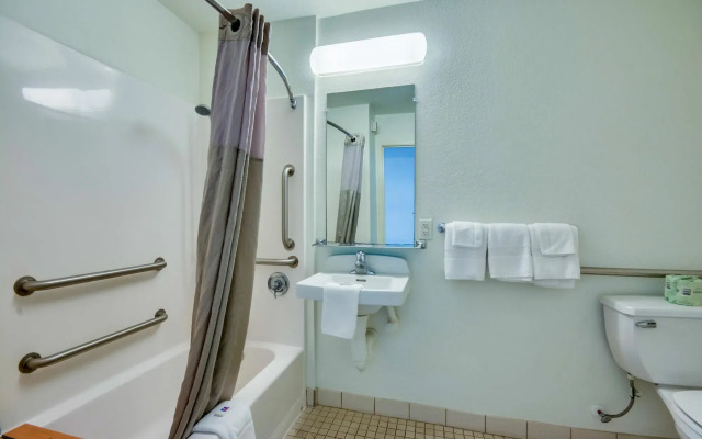 Motel 6 Biloxi, MS - Beach