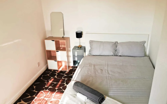 Charming 4-bed House in Manchester