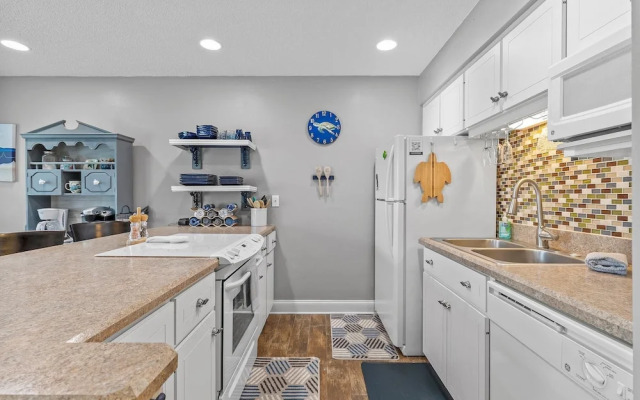 Colony Beach Club 210