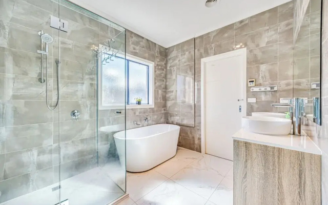 StayAU 6BR Deluxe Lakeview Point Cook