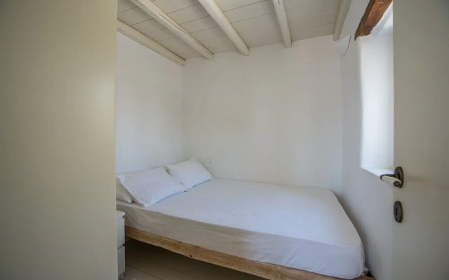 Elegant, laid-back and by the sea by VillaRentalsgr