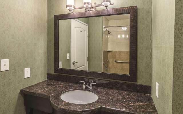 La Quinta Inn & Suites by Wyndham Fort Worth - Lake Worth