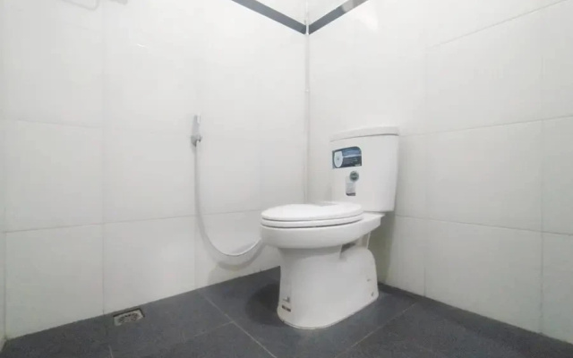 RedDoorz Syariah Near Stasiun Purwokerto – Bathroom – Purwokerto