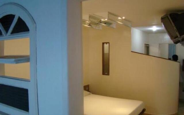 Status Motel PE15 (Adults Only)