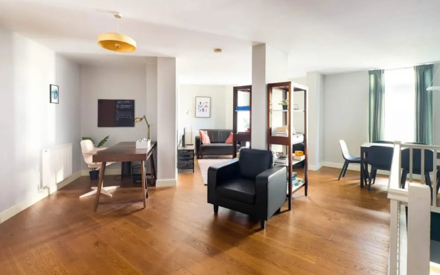 Beautiful & Vibrant 2BD Home w/ Balcony - Hackney!