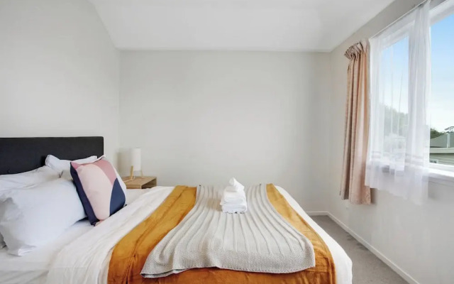 Summerside Loft with Air-con