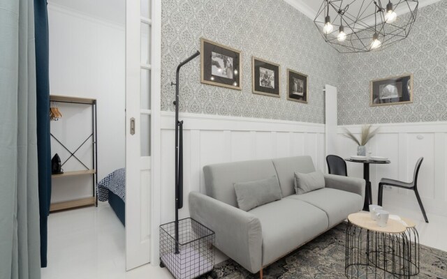 Air Conditioning & Balcony by Renters