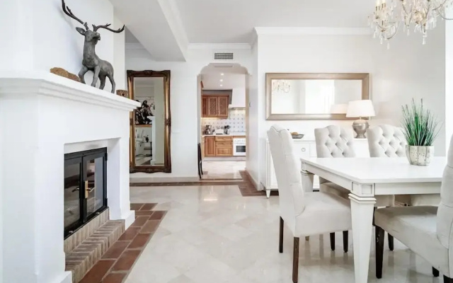 Lap- 3 bed Apartment on the Beach. Families Only