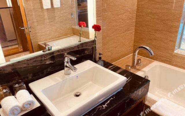 Zhaotong Purple Light Hotel