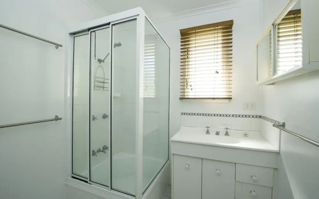 Picnic Bay Apartments Unit 4