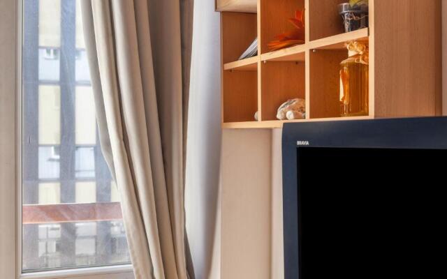 Cozy central apartment 1min train