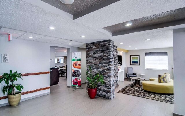 Clarion Pointe Staunton East