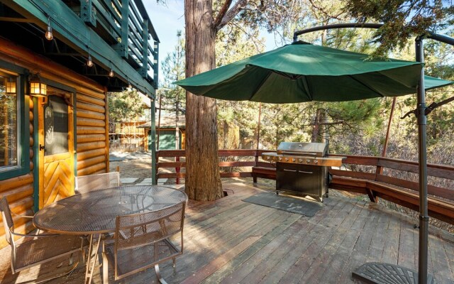 The Hideaway - Enchanting Custom Log-style Home Nestled High In The Pines! Great Room Features! 2 Bedroom Cabin