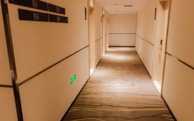 Qinin hotel (Haihang Square Metro Station Branch)