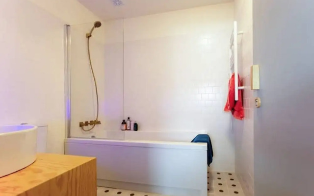 Alegr0 · 60s Chic Central Apartment w/ Garden