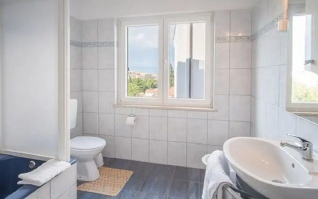 Apartment and Rooms Luka