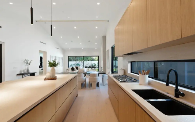 Noble Modern - Urban Sanctuary in Sherman Oaks With Poolside and Patio