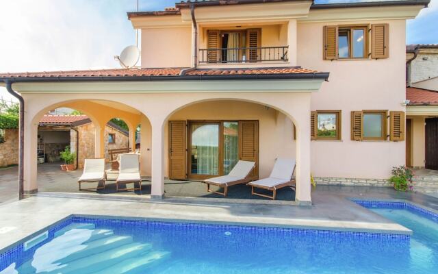 Comfortable Holiday Home in Rovinj with Private Pool