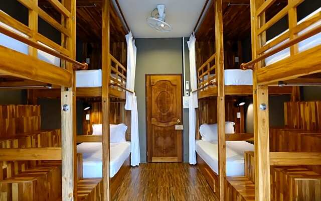Lipe - Bloom Cafe and Hostel