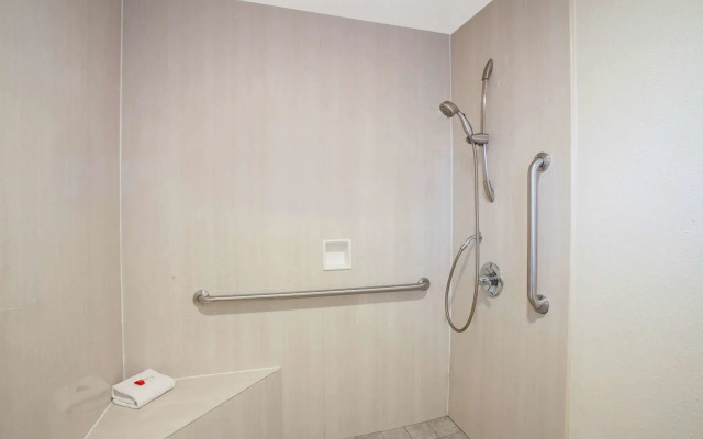 Travelodge Inn & Suites by Wyndham Anaheim on Disneyland Dr
