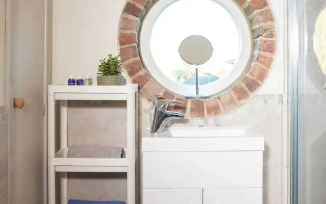 Stylish Cosy Annexe in Pretty Sailing Village