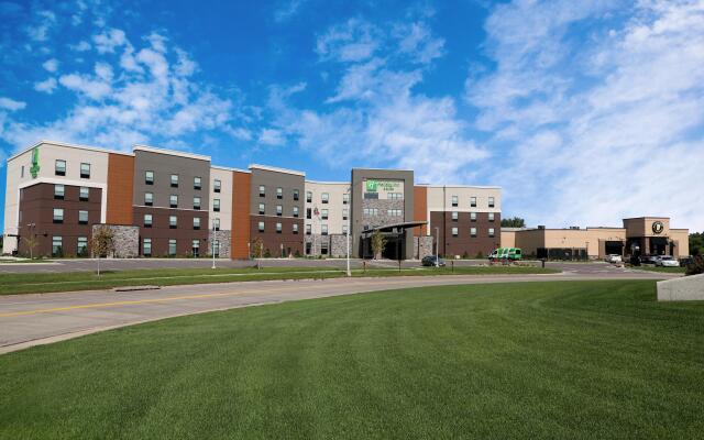 Holiday Inn & Suites Sioux Falls - Airport, an IHG Hotel