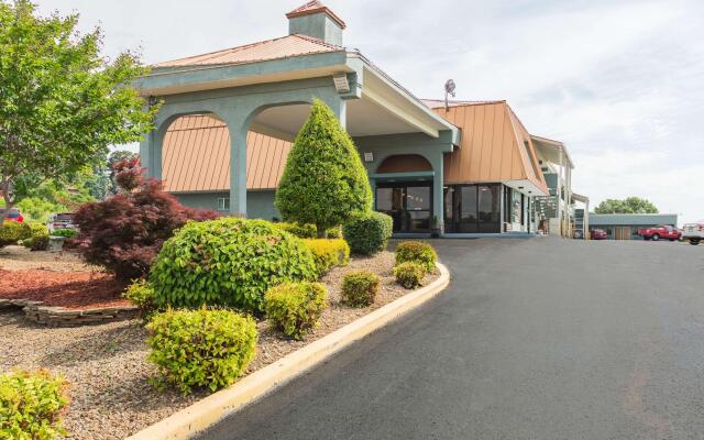 Econo Lodge White Pine Morristown I-81 & I-40 Split