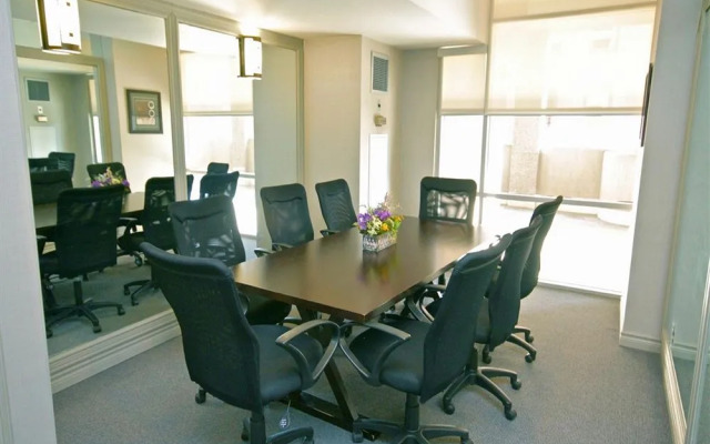 Atlas Suites - Bay & College