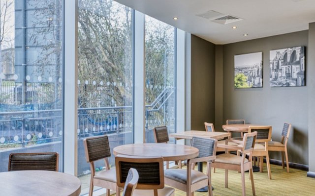 Premier Inn London New Southgate Hotel