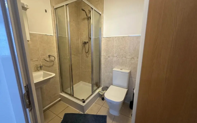 Central 2-bed Apt - Sleeps 4 - Parking & Wifi