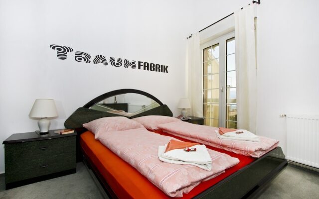 Luxury apt w Pool, 3 Balconies, Terrace & sea View