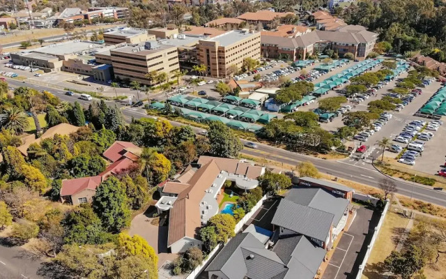 Woodmead Guest Lodge