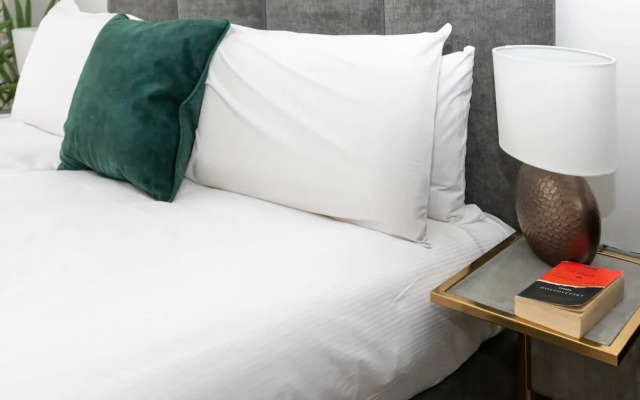 Tranquil & Stylish 1 Bedroom Flat With Private Balcony